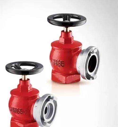 室內(nèi)消火栓箱內(nèi)一般應(yīng)配置什么？